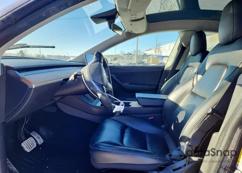 2021 Tesla Model Y z USA, uszkodzony, nr VIN 5YJYGDEEXMF210977